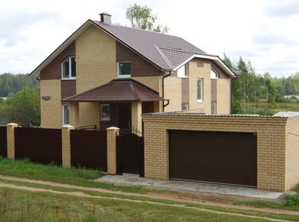 Garázs egy külvárosi területen, to-home (a házban) Garázs egy külvárosi területen, ház
