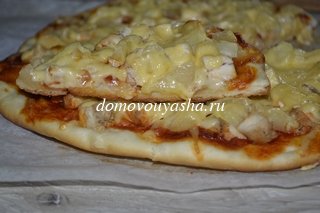 Pizza hawaiană cu ananas și pui