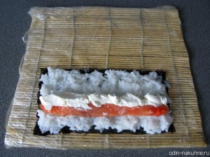 Gatim sushi la domiciliu cu hosomaki cu brânză de somon și Philadelphia, una în bucătărie
