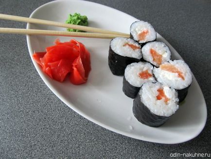 Gatim sushi la domiciliu cu hosomaki cu brânză de somon și Philadelphia, una în bucătărie