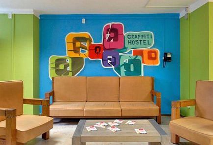 Graffiti în interiorul unui spațiu de locuit - unde să aplicați și cum să implementați o casă șic