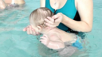 Груднічкової плавання відео в ванні і басейні - за і проти (комаровский)