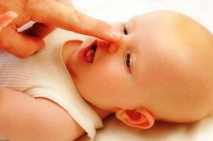 Грудне молоко від нежиті у немовлят допомагає чи ні, як правильно використовувати