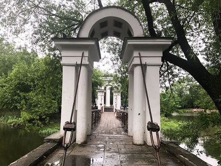 Mers pe jos de-a lungul parcului Yekaterinburg haritonovskiy