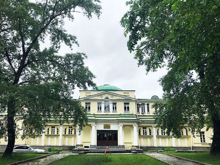 Mers pe jos de-a lungul parcului Yekaterinburg haritonovskiy