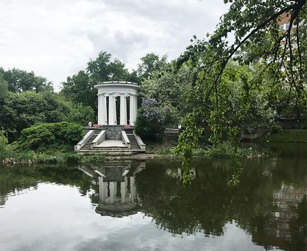 Mers pe jos de-a lungul parcului Yekaterinburg haritonovskiy