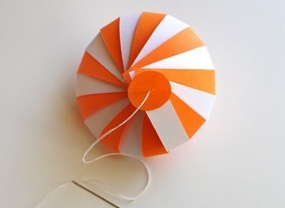 Búgócsiga játék a karácsonyfa papírból kezeddel (játék) Karácsonyi labdák whirligig papír saját kezűleg
