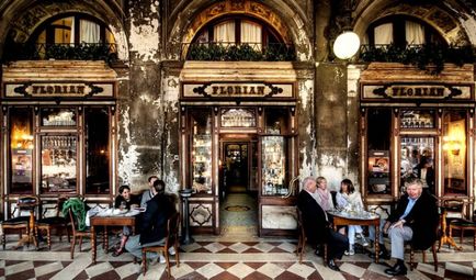 Cafea italiană, în timp ce beau cafea în Italia