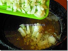 Zucchini umplute cu carne și orez în sos, este gustos să gătești singur