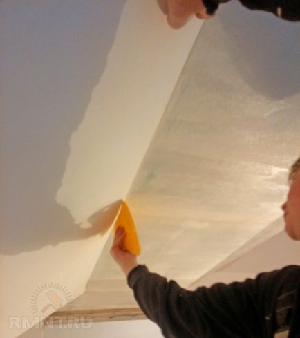 Cum să lipiți fibra de sticlă pe tavan cu propriile mâini