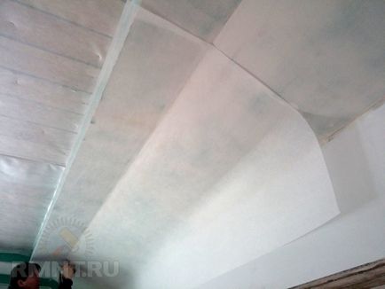 Cum să lipiți fibra de sticlă pe tavan cu propriile mâini