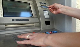 Hogyan tegye a pénzt a kártyán egy ATM walkthrough