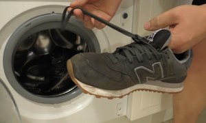 Як випрати кросівки вручну і в пральній машинці правильно, щоб вони не пахли