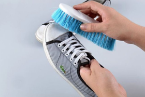 Hogyan mossa a cipő kézzel és mosógépben megfelelően, így azok nem szaga
