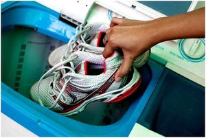 Як випрати кросівки вручну і в пральній машинці правильно, щоб вони не пахли