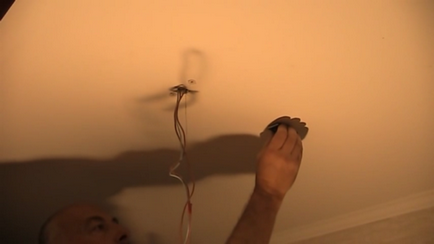 Cum să atârnă un candelabru pe un tavan de ghips - o prezentare generală a modurilor de fixare