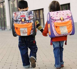 Cum să transportați în mod corect și în siguranță un geantă școlară, un soare clar