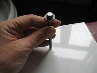 Cum să găuriți un perete de ciment de azbest într-o baie cu gresie