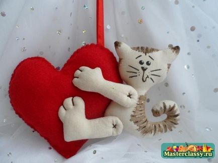Как да шият играчка котка със сърце
