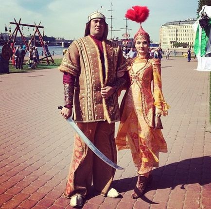 Cum arătau stelele în costumele naționale kazahiste, portalul de sex feminin