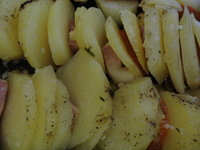 Картопля-гармошка з помідорами і шинкою в духовці