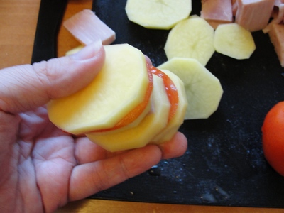 Картопля-гармошка з помідорами і шинкою в духовці