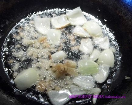 Friptura de pui din bucătăria chineză cu ciuperci și castraveți, lumea din jurul meu