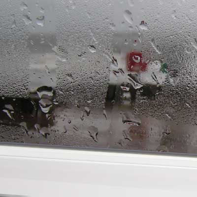 Când ferestrele de ferestre din PVC sunt încrețite, condens pe ferestre din plastic, gheață