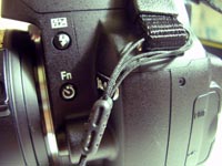 Atașați capacul obiectivului la camera Nikon d40 - magazie - margine caldă