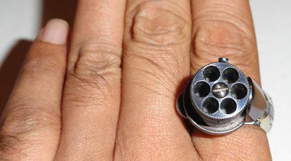 Büntető hatóságok tolvajok gyűrű revolver pisztoly gyűrű