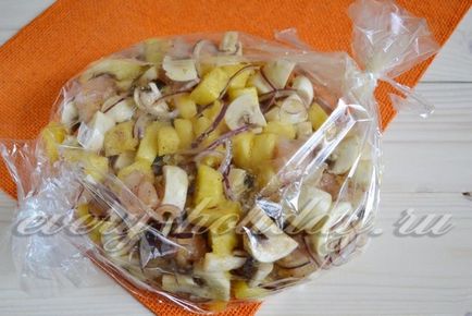 Курка з ананасами і грибами в духовці - рецепт з фото