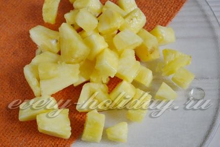 Курка з ананасами і грибами в духовці - рецепт з фото