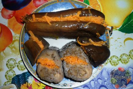 Ecetes padlizsán töltött sárgarépát és a fokhagymát könnyű és egyszerű, ízletes fotó