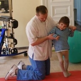 Gyakorlat terápia gyermekek bénulás edzésprogram videóval