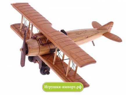 Un model de avioane fabricate din lemn cu mâinile lor