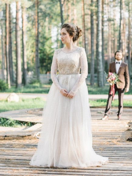 A szélén egy fenyőerdő esküvő Ruslana és Helena