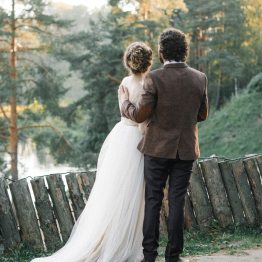 На узліссі соснового лісу весілля руслана і олени