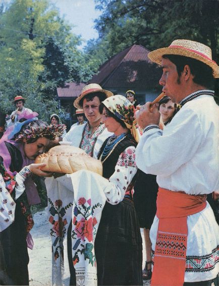 Costum popular din Moldova - perunica