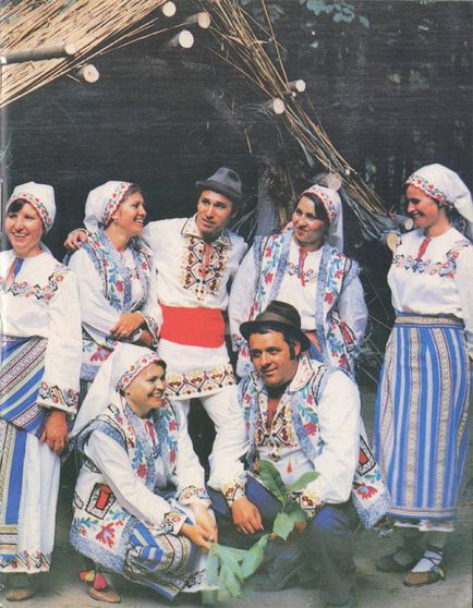 Народний костюм Молдавії - Перуниця