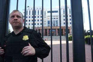 Încălcarea în escorta unei bande de bande în instanță va verifica trei agenții - ziarul rus