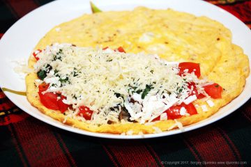 Omelet cu umplutură de brânză, roșii și ciuperci - ideal pentru micul dejun