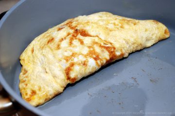 Omelet cu umplutură de brânză, roșii și ciuperci - ideal pentru micul dejun