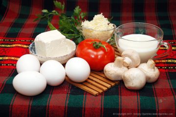 Omelet cu umplutură de brânză, roșii și ciuperci - ideal pentru micul dejun