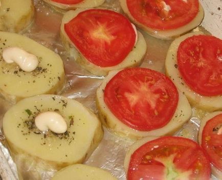 Оригінальний і ситна вечеря - картопля, запечена з м'ясом і помідорами