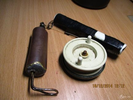 O remorcă pentru momeli, echilibre și momeli de jig cu mâinile lor, viața unui pescar (balancer) O remorcă pentru momeli, balanceri și momeli de mâncare cu mâinile lor, viața unui pescar