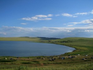 Lacul Tus, centru de recreere - săgeată pe Tus