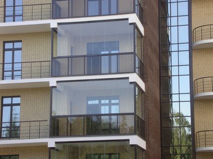 Geamuri panoramice ale balconului, loggii de apartamente, cabane, proiecte de case și fațade