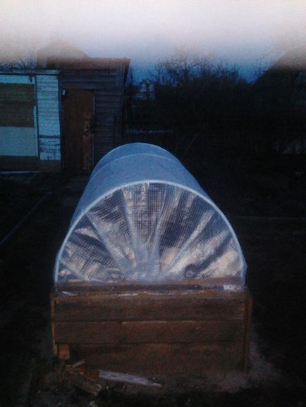 Greenhouse-mellkas kezével () Greenhouse-mellkas kezével
