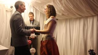 Перша британська весілля в Антарктиді - bbc російська служба