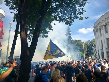 Rada a început revolte în cursul a mers bombe de fum - știri politice ucrainene - a început